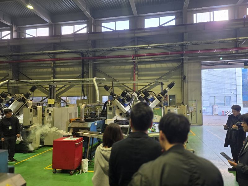 POSTECH(포항공과대학교) 인공지능연구원(왼쪽)이 지난 14일 대구정밀 제조 현장에서 화재를 감지하는 AI 기반 산업안전플랫폼 실증 시연을 하고 있다. 제조현장 내 카메라에 화재가 포착되면 AI가 화재를 탐지해 상황을 분석해 사고를 방지한다. POSTECH 제공