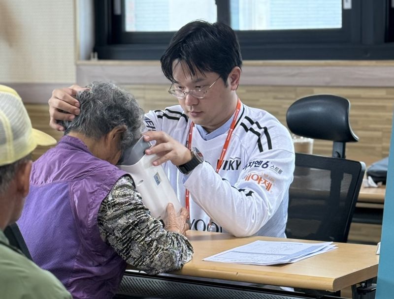 홍천군 주민이 ‘위스키’와 ‘옵티나’를 통해 안저검진을 받고 있다. <span id='_stock_code_069620' data-stockcode='069620'>대웅제약</span> 제공