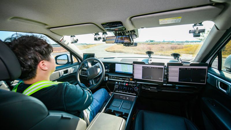 <span id='_stock_code_012330' data-stockcode='012330'>현대모비스</span> 연구원이 자율주행 차량을 운행하고 있는 모습. 현대모비스 제공.