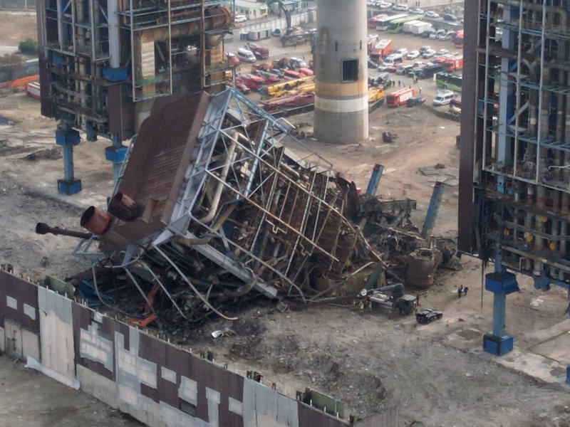 지난 7일 울산 남구 동서발전 울산화력발전소 보일러 타워 붕괴현장에서 소방대원들이 매몰자 수색 및 구조작업을 벌이고 있는 모습. 뉴스1