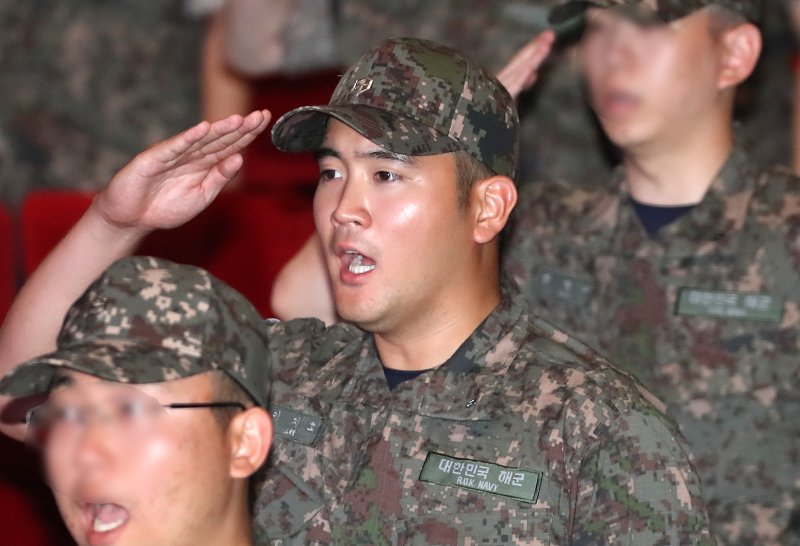 이재용 <span id='_stock_code_005930' data-stockcode='005930'>삼성전자</span> 회장의 장남 이지호 씨가 지난 9월 23일 경남 창원 진해구 해군사관학교 웅포강당에서 열린 제139기 해군사관후보생 입교식에서 경례를 하고 있다. 2025.9.23/뉴스1 ⓒ News1 윤일지 기자 /사진=뉴스1