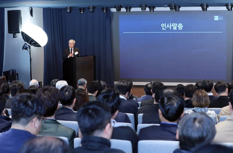 법무법인 율촌 강석훈 대표변호사가 25일에 열린 ‘한미 조선협력(MASGA) 추진을 위한 기업 전략 세미나’에서 개회사를 하고 있다. 법무법인 율촌 제공