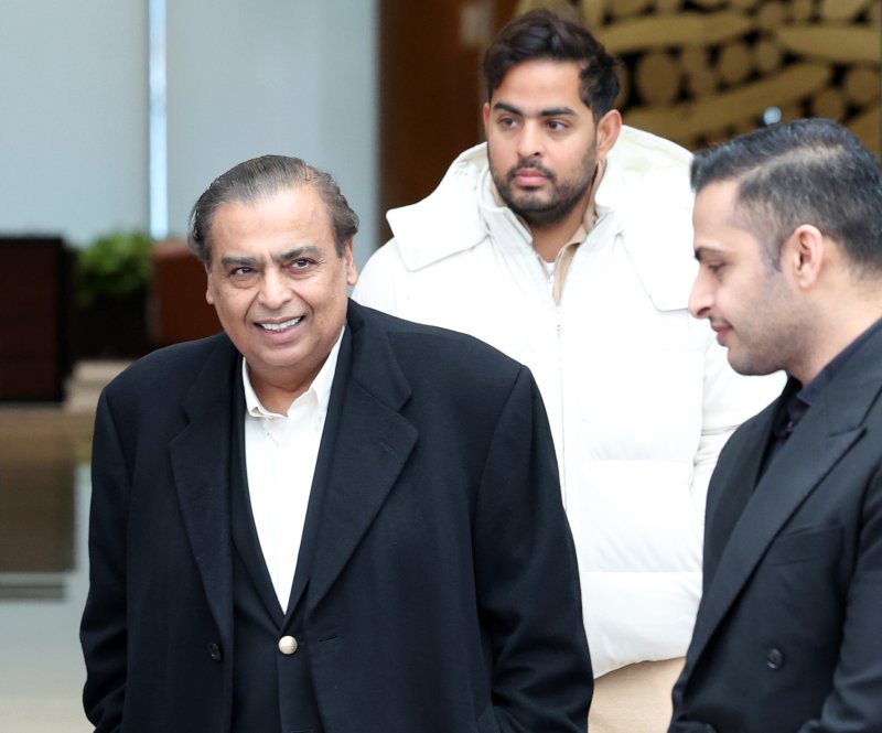 무케시 암바니 인도 릴라이언스 그룹 회장과 장남인 아카시 암바니 릴라이언스 지오 인포컴 이사회 의장이 25일 서울 강서구 김포공항 비즈니스항공센터를 통해 입국하고 있다. 뉴시스