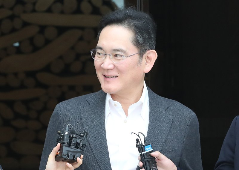 이재용 <span id='_stock_code_005930' data-stockcode='005930'>삼성전자</span> 회장이 지난해 7월 무케시 암바니 인도 릴라이언스그룹 회장의 막내아들 결혼식에 참석한 뒤 귀국할 당시 모습. 뉴스1