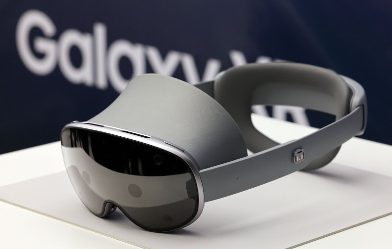 삼성전자가 지난달 22일 공개한 &#39;갤럭시 XR&#39;. 갤럭시 XR은 삼성전자, 구글과 퀄컴이 함께 만든 첫 고성능 XR 기기다. 연합뉴스