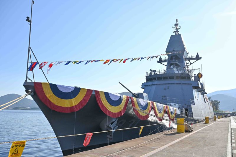 해군의 울산급 Batch-Ⅲ 3번함인 전남함(FFG, 3600t급)이 진수식을 앞둔 24일 경남 고성군 SK오션플랜트 안벽에 정박되어 있다. 해군 제공