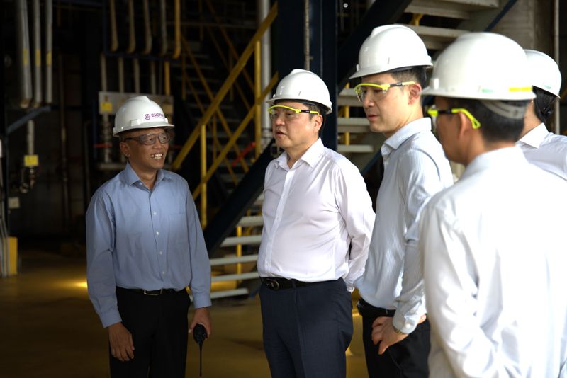 <span id='_stock_code_161000' data-stockcode='161000'>애경케미칼</span> 표경원 대표(왼쪽 두번째)를 비롯한 애경케미칼 임직원들이 새롭게 인수한 에보닉 공장을 둘러보고 있다. 애경케미칼 제공 