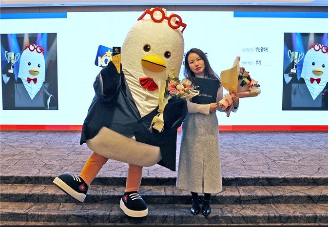 2025 대한민국 캐릭터 어워즈에서 <span id='_stock_code_001680' data-stockcode='001680'>대상</span>을 수상한 부산시 소통 캐릭터 &#39;부기&#39;(왼쪽)가 기념사진을 촬영하고 있다. 부산시 제공 