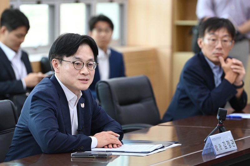 김정관 산업통상자원부 장관이 지난 9월 울산 남구 석유화학산업단지에서 &#39;울산 석유화학기업 사업재편 간담회&#39;를 주재하고 있다. 뉴시스 