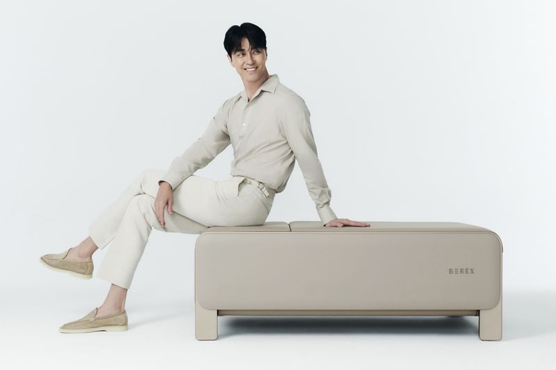 배우 차승원과 비렉스 마사지셋·코어셋. 코웨이 제공