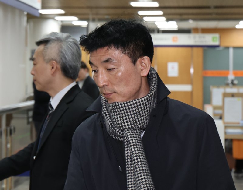 김용현 전 국방부 장관 변호인단인 이하성 변호사가 지난 3월 17일 서울 서초구 서울중앙지방법원에서 열린 김 전 장관에 대한 내란혐의 1차 공판에 출석하고 있다. 뉴시스