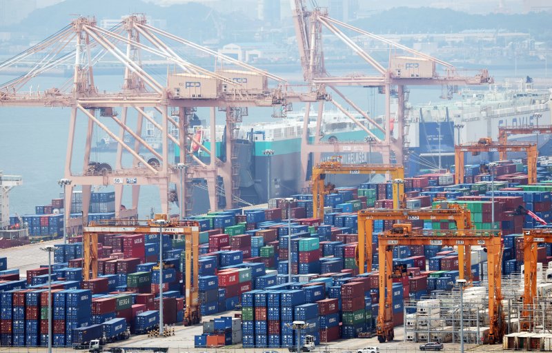 지난 7월 경기 평택시 포승읍 평택항에 수출용 컨테이너들이 세워져 있다. 뉴스1.