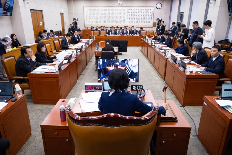 추미애 국회 법제사법위원장이 26일 서울 여의도 국회에서 열린 제429회 국회(정기회) 법제사법위원회 제15차 전체회의에서 의사봉을 두드리고 있다. 뉴스1