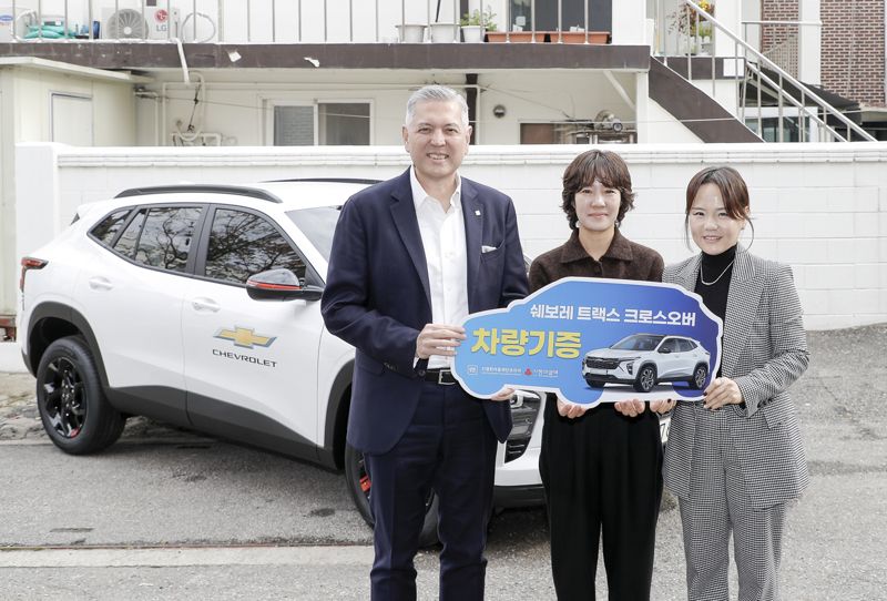 (사진 왼쪽부터) 헥터 비자레알 지엠한마음재단 대표이사 겸 GM 한국사업장 사장, 서은우 인천 해늘단기보호센터 센터장, 윤명옥 한마음재단 사무총장 겸 GM 한국사업장 커뮤니케이션 총괄 전무 및 최고마케팅책임자가 쉐보레 트랙스 크로스오버 앞에서 기념 사진을 촬영하고 있다. 지엠한마음재단코리아 제공.