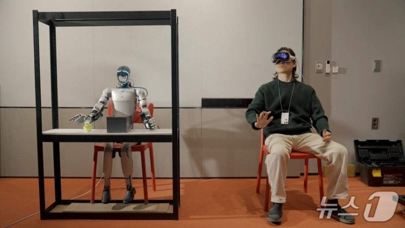 LG CNS가 휴머노이드 로봇에 피지컬 AI 적용을 위해 시뮬레이션 기반으로 학습을 진행하고 있다. 사진&#x3D;뉴스1