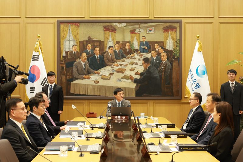 이창용 한국은행 총재(가운데)가 27일 서울 중구 한국은행 본관에서 열린 금융통화위원회 본회의를 주재하고 있다. 한은 제공