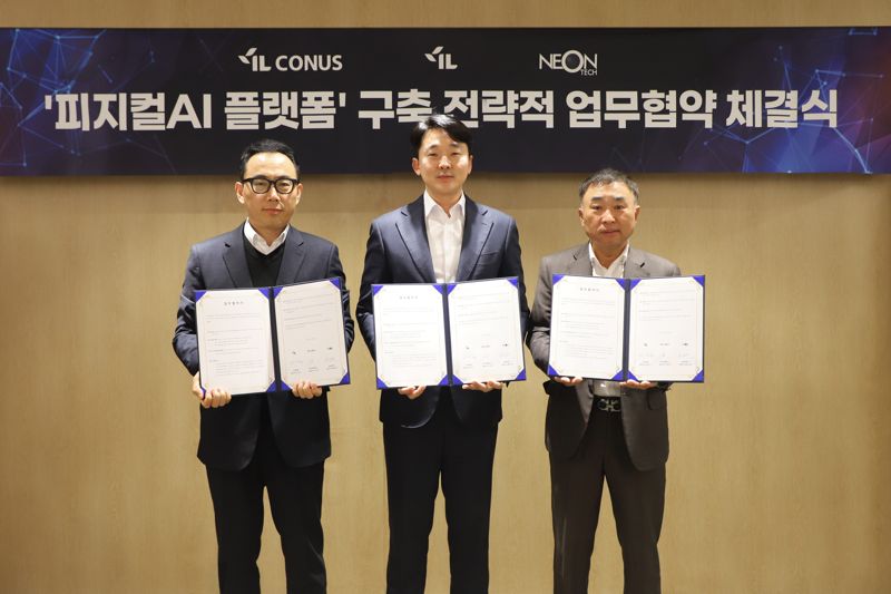 (왼쪽부터)아이엘커누스 이상헌 CTO, 아이엘 송성근 대표, <span id='_stock_code_306620' data-stockcode='306620'>네온테크</span> 황성일 대표가 지난 26일 협약을 체결한 뒤 기념 촬영을 하고 있다. 아이엘 제공