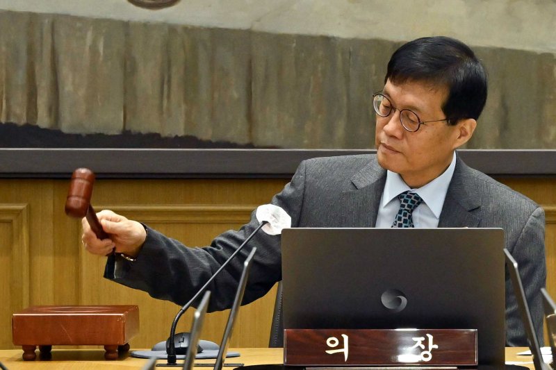 이창용 한국은행 총재가 27일 서울 중구 한국은행에서 열린 금융통화위원회 본회의에서 의사봉을 두드리고 있다. 뉴스1 제공