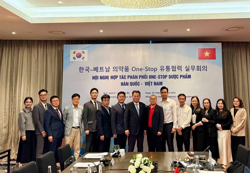 지난 24일 베트남 하노이에서 열린 업무협약식에서 정진환 <span id='_stock_code_048410' data-stockcode='048410'>현대바이오</span>사이언스 부사장(왼쪽 일곱번째), 최재훈 현대바이오사이언스 해외개발 고문(왼쪽 여덟번째), 팜 트 찌에우 베파코 회장(왼쪽 아홉번째) 등 관계자들이 기념촬영을 하고 있다. 현대바이오 제공