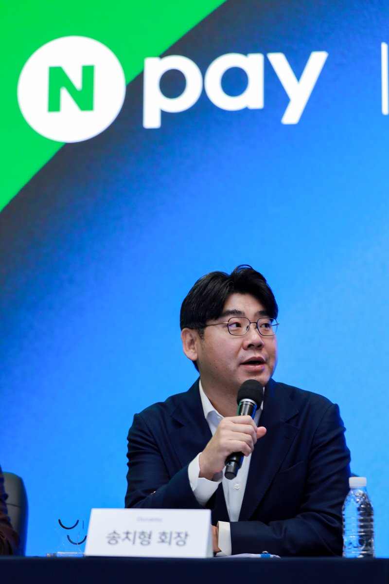 송치형 두나무 회장이 27일 경기도 성남시 네이버 사옥 &#39;1784&#39;에서 열린 네이버-두나무 공동 기자간담회에서 발언하고 있다. 네이버 제공