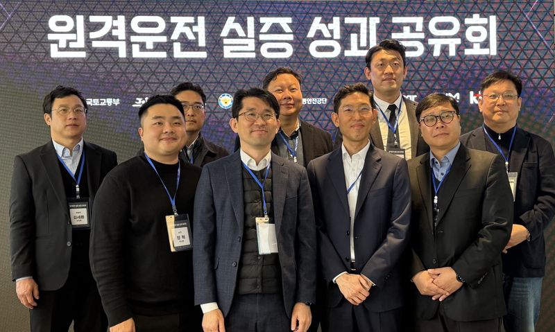 장혁 <span id='_stock_code_403550' data-stockcode='403550'>쏘카</span> 전략유닛장(앞줄 왼쪽 첫번?) 등 주요 관계자들이 기념사진을 촬영하고 있다. 쏘카 제공