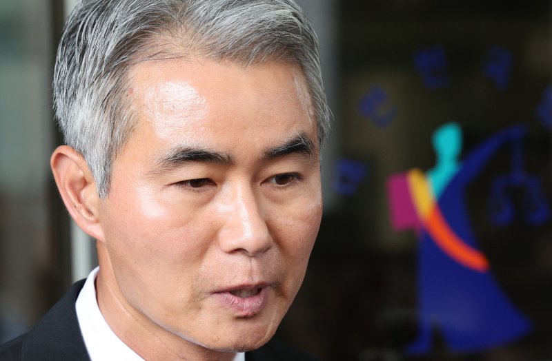 암호화폐 &#39;위믹스&#39;(WEMIX) 유통량 조작 의혹 혐의로 불구속기소 된 장현국 전 <span id='_stock_code_112040' data-stockcode='112040'>위메이드</span> 대표이사가 15일 오후 서울 양천구 서울남부지법에서 열린 자본시장법 위반 1심 선고 공판에서 무죄를 선고받은 후 취재진의 질의에 답변하고 있다. 사진&#x3D;뉴스1