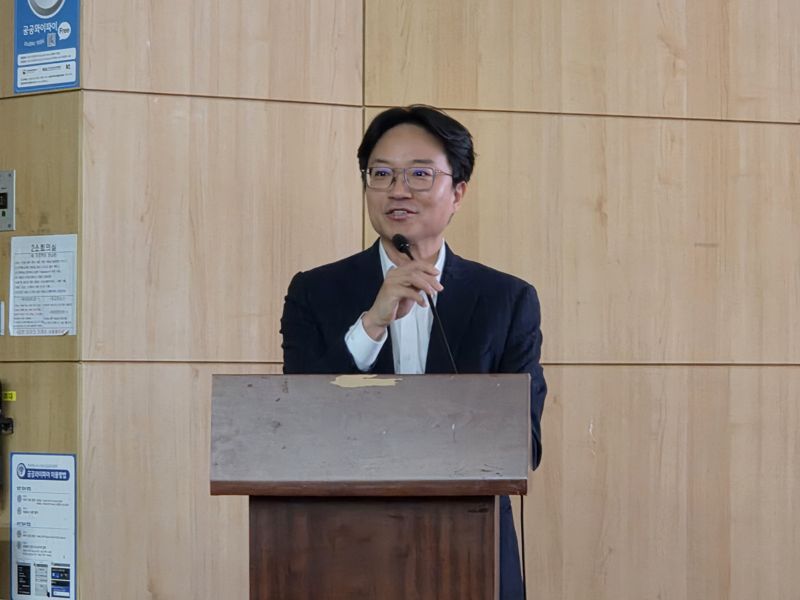 송용식 한화솔루션 전무가 27일 국회의원회관 제2소회의실에서 열린 ‘산업단지 집단에너지 탈석탄 연료전환과 재생에너지 활용 지원방안 토론회’에 참석해 발표를 하고 있다. 사진=구자윤 기자