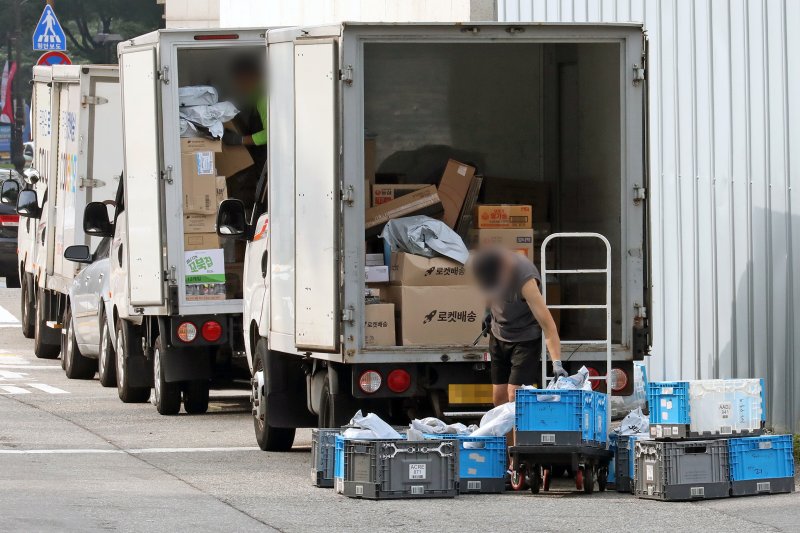 지난 8월 14일 택배 없는 날 오전 서울 시내 한 쿠팡 배송 캠프에서 택배기사들이 배송 준비 작업을 하고 있다. 뉴시스