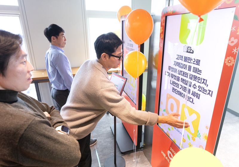 지난 26일 <span id='_stock_code_086280' data-stockcode='086280'>현대글로비스</span> 서울 성동구 본사에서 열린 ‘2025 <span id='_stock_code_065770' data-stockcode='065770'>CS</span>(고객만족)데이’ 행사에서 직원들이 키오스크를 통해 고객응대 방법 퀴즈를 풀고 있다. 현대글로비스 제공