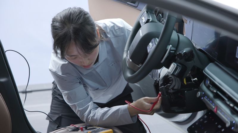 ‘2025 그랜드마스터 인증 평가’에 응시한 엔지니어들이 실기 평가를 치르고 있다. <span id='_stock_code_005380' data-stockcode='005380'>현대차</span> 제공.