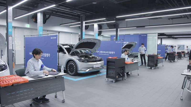‘2025 그랜드마스터 인증 평가’에 응시한 엔지니어들이 실기 평가를 치르고 있다. 현대차 제공.
