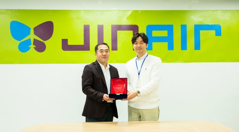 지난 27일 서울 강서구 <span id='_stock_code_272450' data-stockcode='272450'>진에어</span> 본사에서 열린 '마음건강 친화기업' 인증식에서 진에어 박현수 안전보안실장(왼쪽)과 강서구정신건강복지센터 황형규 팀장(오른쪽)이 포즈를 취하고 있다. 진에어 제공