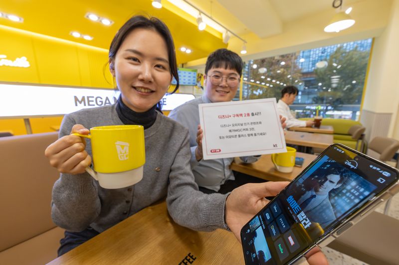 <span id='_stock_code_030200' data-stockcode='030200'>KT</span> 모델들이 '디즈니플러스+메가MGC커피', '디즈니플러스 생활구독팩을 소개하고 있다. KT 제공