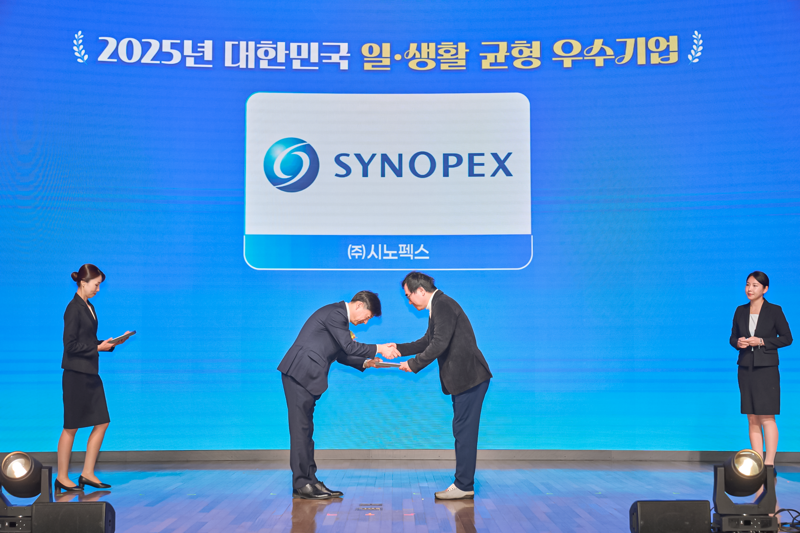 정민재 <span id='_stock_code_025320' data-stockcode='025320'>시노펙스</span> 부사장(오른쪽)이 박용순 중소기업정책실장으로부터 대한민국 일 생활 균형 우수기업 인증서를 받고 있다. 시노펙스 제공