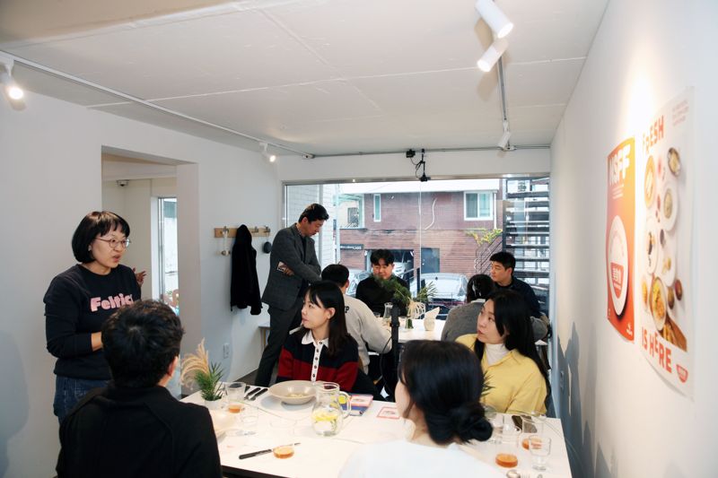 NS푸드페스타 미식회에서 NS홈쇼핑 관계자와 하림그룹 상품기획자(MD), 상품개발 담당들이 참석해 수상작의 상품화를 위한 의견을 나누고 있다. NS홈쇼핑 제공