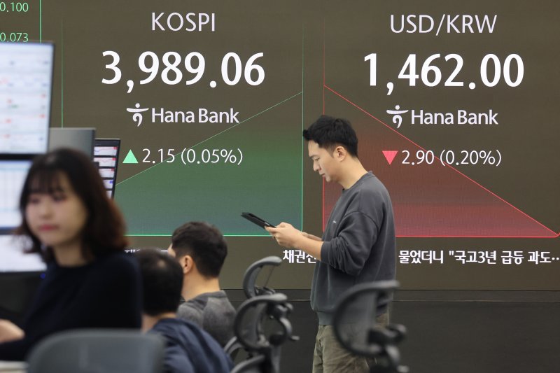 28일 서울 중구 하나은행 딜링룸 현황판에 코스피 지수가 표시되고 있다. &#x2F;사진&#x3D;연합뉴스