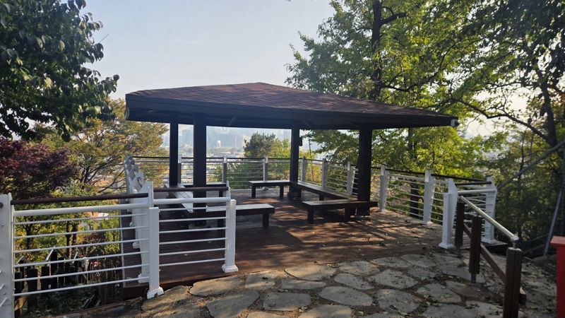 서울맹학교에 조성된 나눔숲 정자. 한국산림복지진흥원 제공