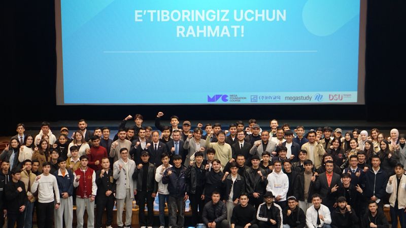 동서대학교 주례캠퍼스에서 열린 우즈베키스탄 유학생 <span id='_stock_code_001680' data-stockcode='001680'>대상</span> 초청 특강, 입학설명회, 기업 참여 커리어페어 참가자들이 단체촬영을 하고 있다. 동서대학교 제공