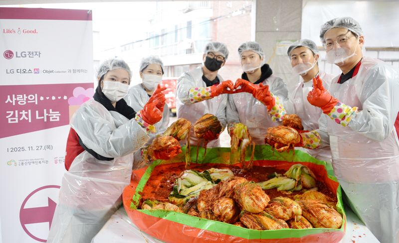 <span id='_stock_code_066570' data-stockcode='066570'>LG전자</span> 임직원들로 구성된 ‘라이프스굿 봉사단’이 서울 저소득 장애인 가정 300곳을 위한 김장을 하고 있다. LG전자 제공