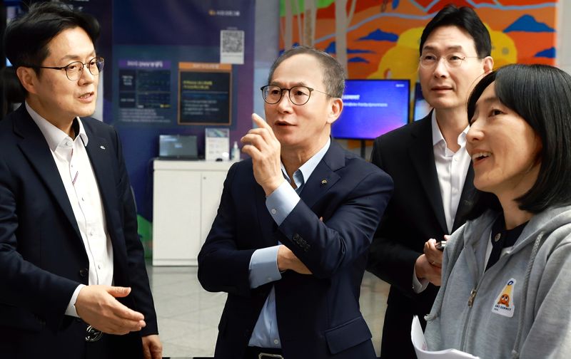 KB금융그룹은 지난 28일 서울 여의도 KB국민은행 신관에서 최신 디지털·인공지능(AI) 기술을 논의하는 &#39;제7회 KB테크포럼 플레이 위드(PLAY with) AI&#39;를 개최했다. 이날 양종희 KB금융그룹 회장(왼쪽 두번째), 이창권 디지털·정보기술(IT)부문장(왼쪽 세번째), KB국민은행 오상원 테크그룹 부행장(왼쪽 첫번째)이 행사장에서 설명을 듣고있다.&#x2F;사진&#x3D;KB금융그룹