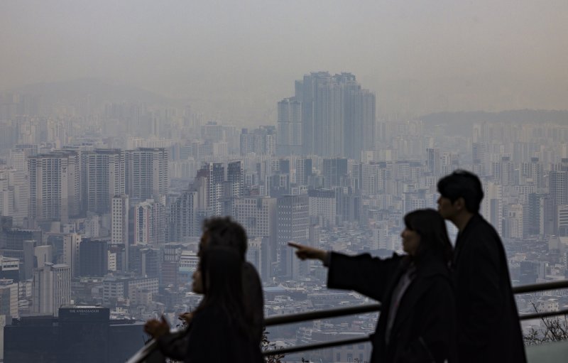 지난 23일 오전 서울 남산에서 서울 시내 아파트 대단지 모습이 보이고 있다. 사진&#x3D;뉴시스
