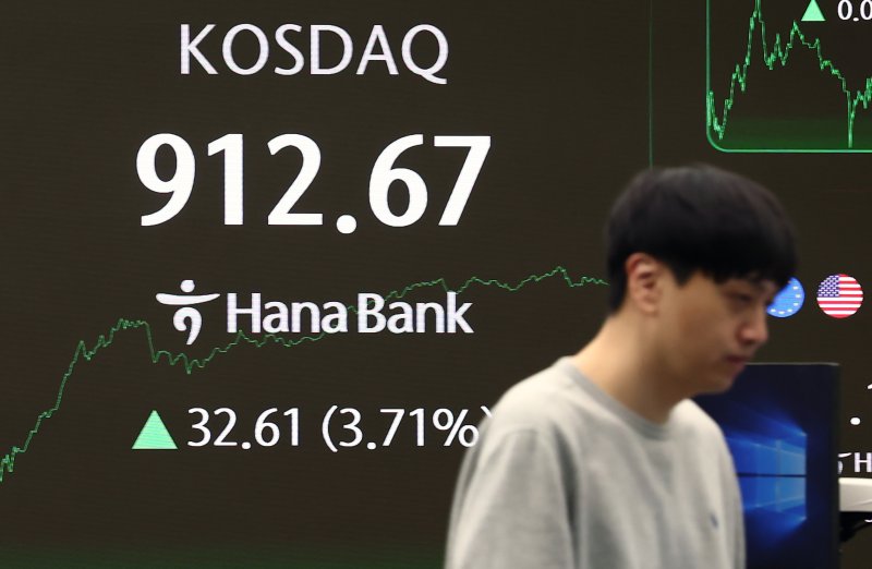 지난 28일 오후 서울 중구 하나은행 딜링룸 전광판에 코스닥 지수가 나오고 있다. &#x2F;사진&#x3D;뉴스1