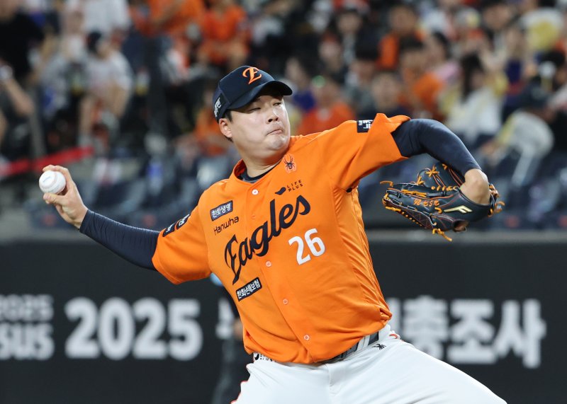 kt 위즈 유니폼을 입게 된 한승혁. 뉴스1