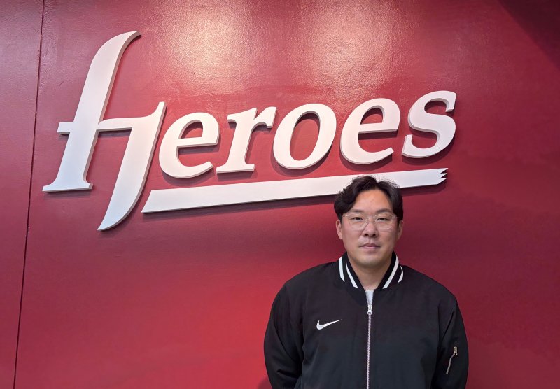 프로야구 키움 히어로즈로 이적한 베테랑 내야수 안치홍이 지난 24일 고척스카이돔에서 선수단에 합류한 뒤 취재진과 인터뷰하기 전 사진을 찍고 있다. 뉴시스