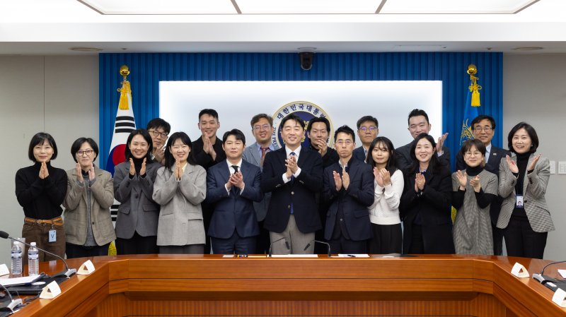 강훈식 대통령 비서실장(앞줄 가운데)이 30일 용산 대통령실 청사에서 열린 청년미래자문단 출범식 및 제1차 회의에서 참석자들과 함께 기념촬영을 하고 있다. 대통령실 제공