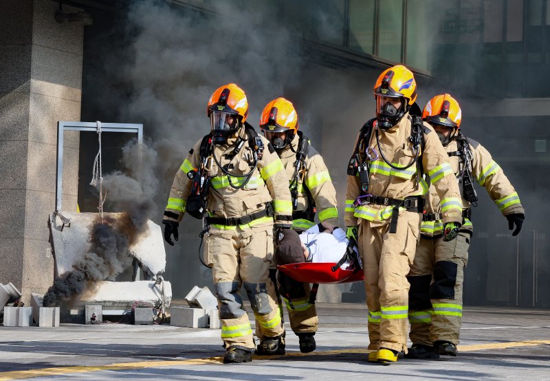 소방청은 2025년부터 현장 공적에 기반한 포상제도를 확대·정례화하고, 올해 57명의 유공 소방대원을 선정했다. 서울 광진구청에서 열린 ‘안전 한국 훈련 긴급종합훈련‘에서 실제 화재현장을 가정하여 소방관들이 구조작전을 펼치고 있다. 뉴스1