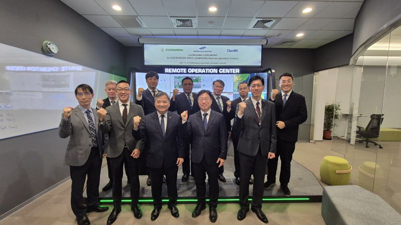 최종웅 삼성중공업 자율운항연구센터장(왼쪽 네번째)과 론 후앙(Ron Huang) 에버그린 선박사업부 부서장(왼쪽 3번째), 켄지 타카미(Kenji Takami) 일본 NK선급 대만 지역 매니저(왼쪽 두번째) 등 관계자들이 포즈를 취하고 있다. 삼성중공업 제공