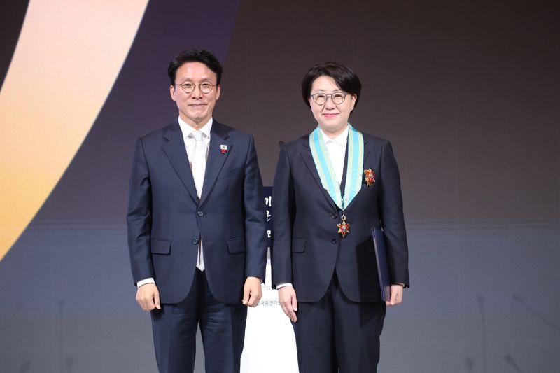 1일 열린 &#39;제11회 중견기업인의 날&#39; 기념식에서 이지선 신성이엔지 대표(오른쪽)가 은탑산업훈장을 받은 뒤 김민석 국무총리와 기념 촬영을 하고 있다. 신성이엔지 제공