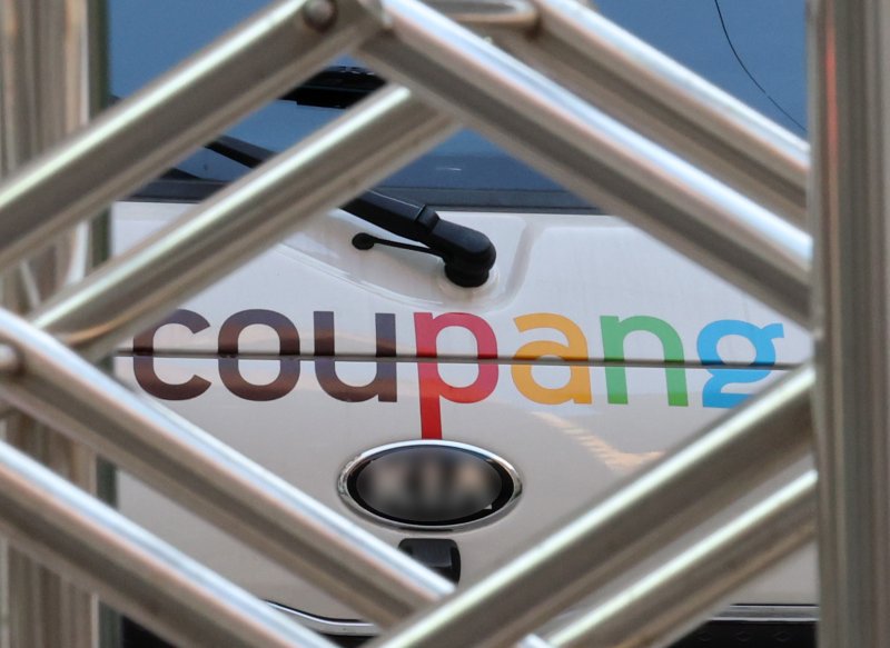 1일 오전 서울의 한 차고지에 쿠팡 배송 차량이 주차되어 있다. 뉴시스