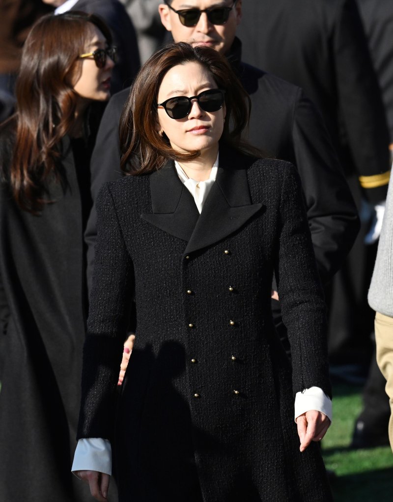 임세령 <span id='_stock_code_084690' data-stockcode='084690'>대상홀딩스</span> 부회장이 지난달 28일 오후 경남 창원시 진해구 해군사관학교에서 열린 &#39;제139기 해군사관후보생 임관식&#39;에 참석하고 있다. 이날 아들 이지호 씨가 해군 장교로 임관했다. (공동취재) 